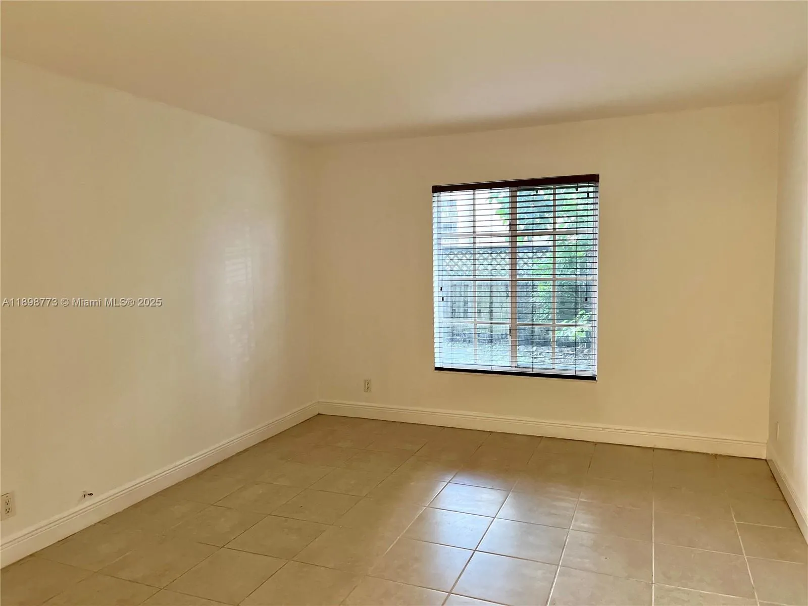 5201 Geneva Way, #102