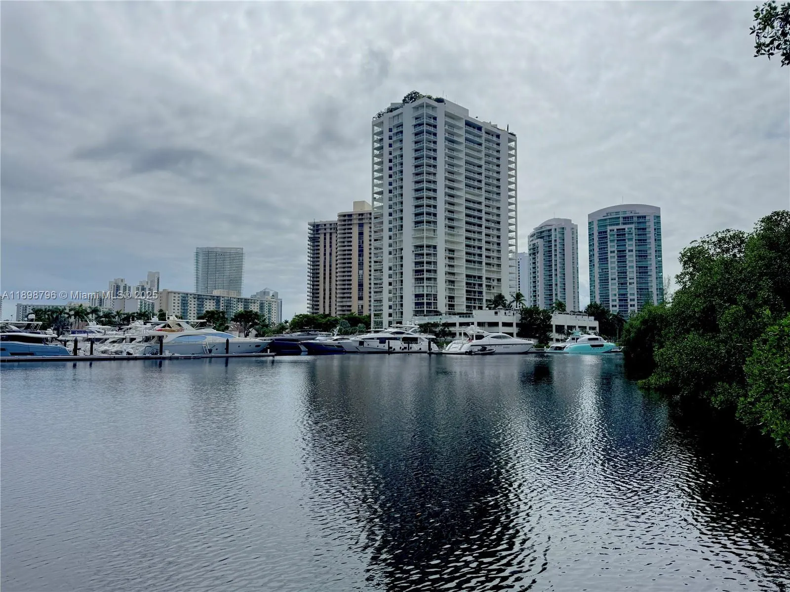 19555 E Country Club Dr, #8108