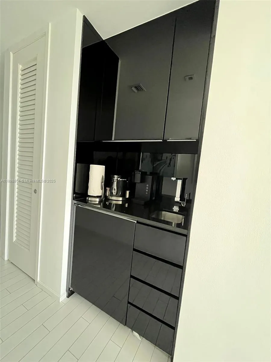 2201 Collins Ave, #626