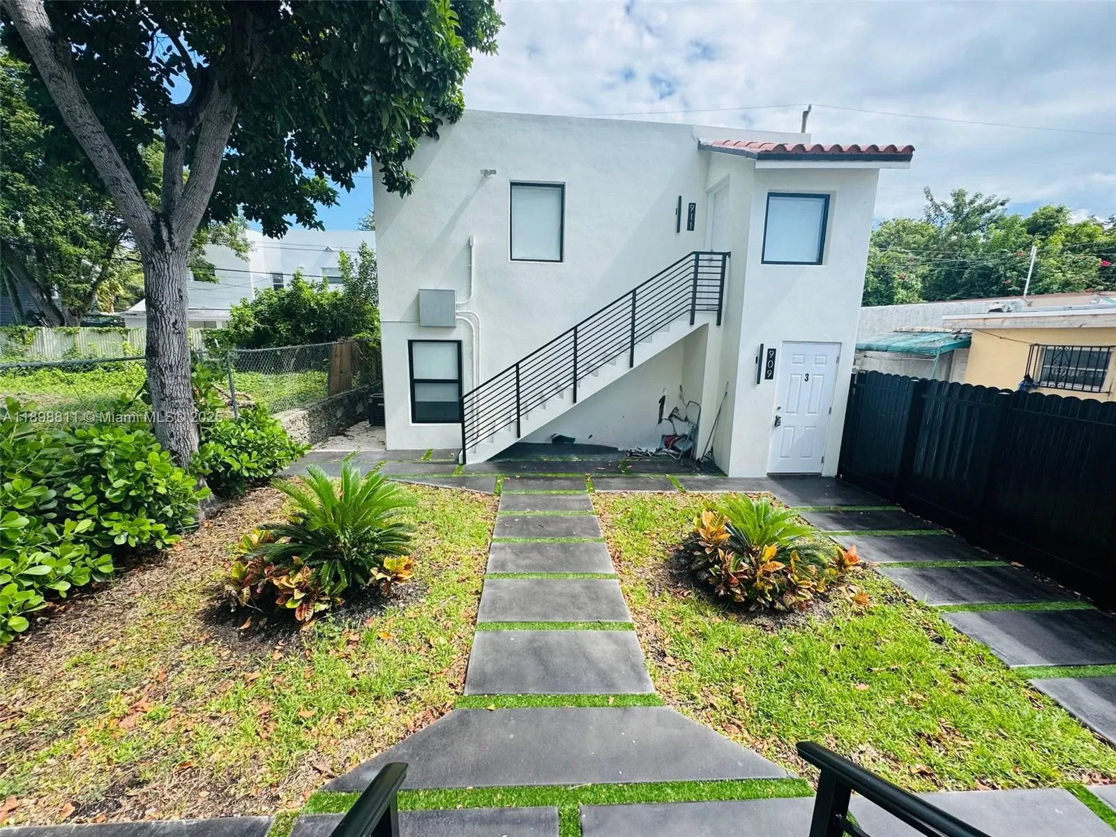 905 SW 13th Ct