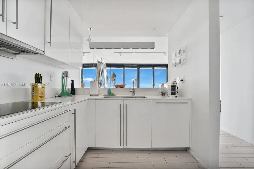 2201 Collins Ave, #628