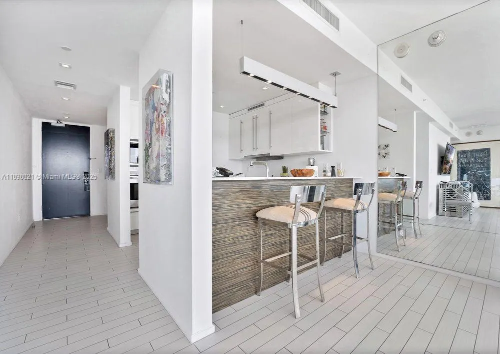 2201 Collins Ave, #628