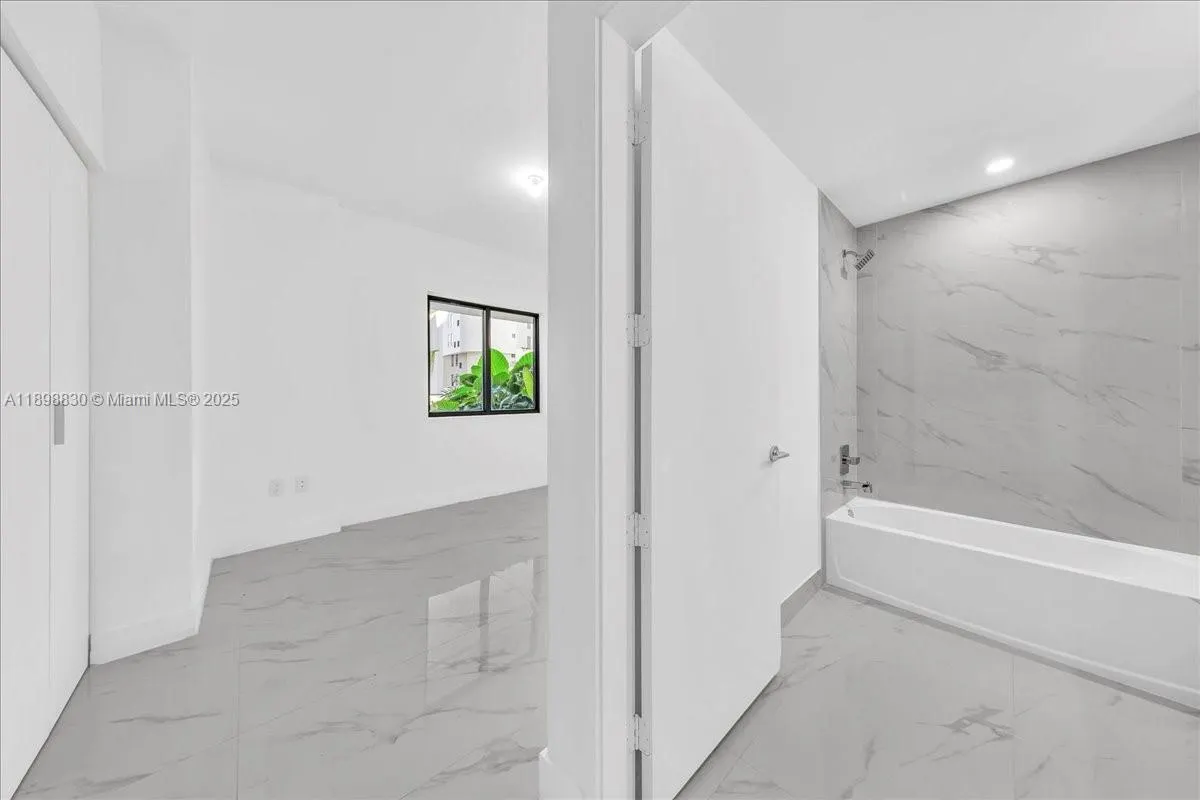 700 NE 24th St, #306