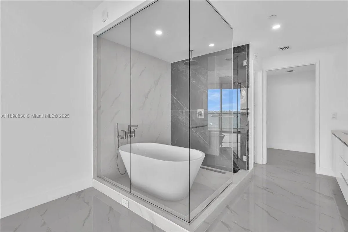 700 NE 24th St, #306