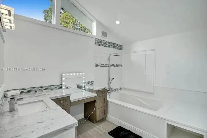 2120 SW 28th Way