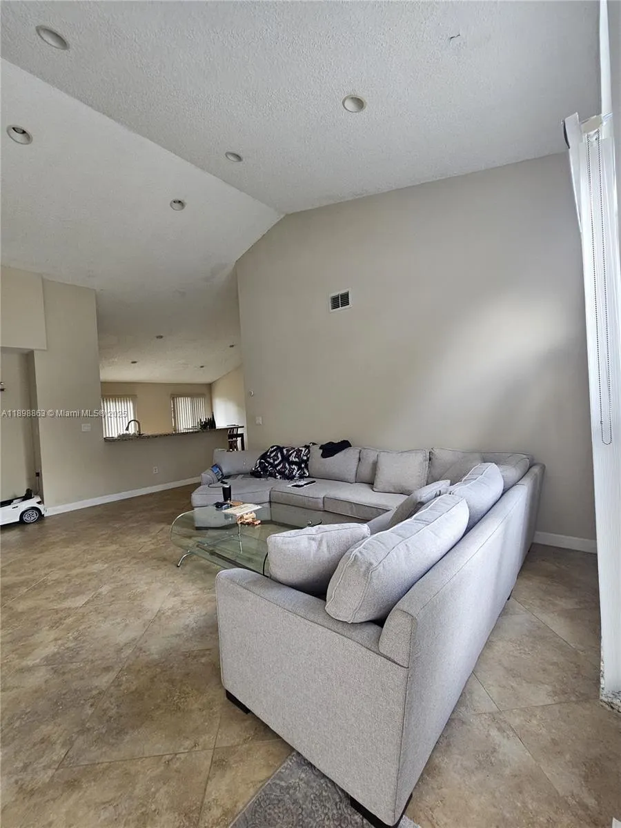 8660 SW 14th St