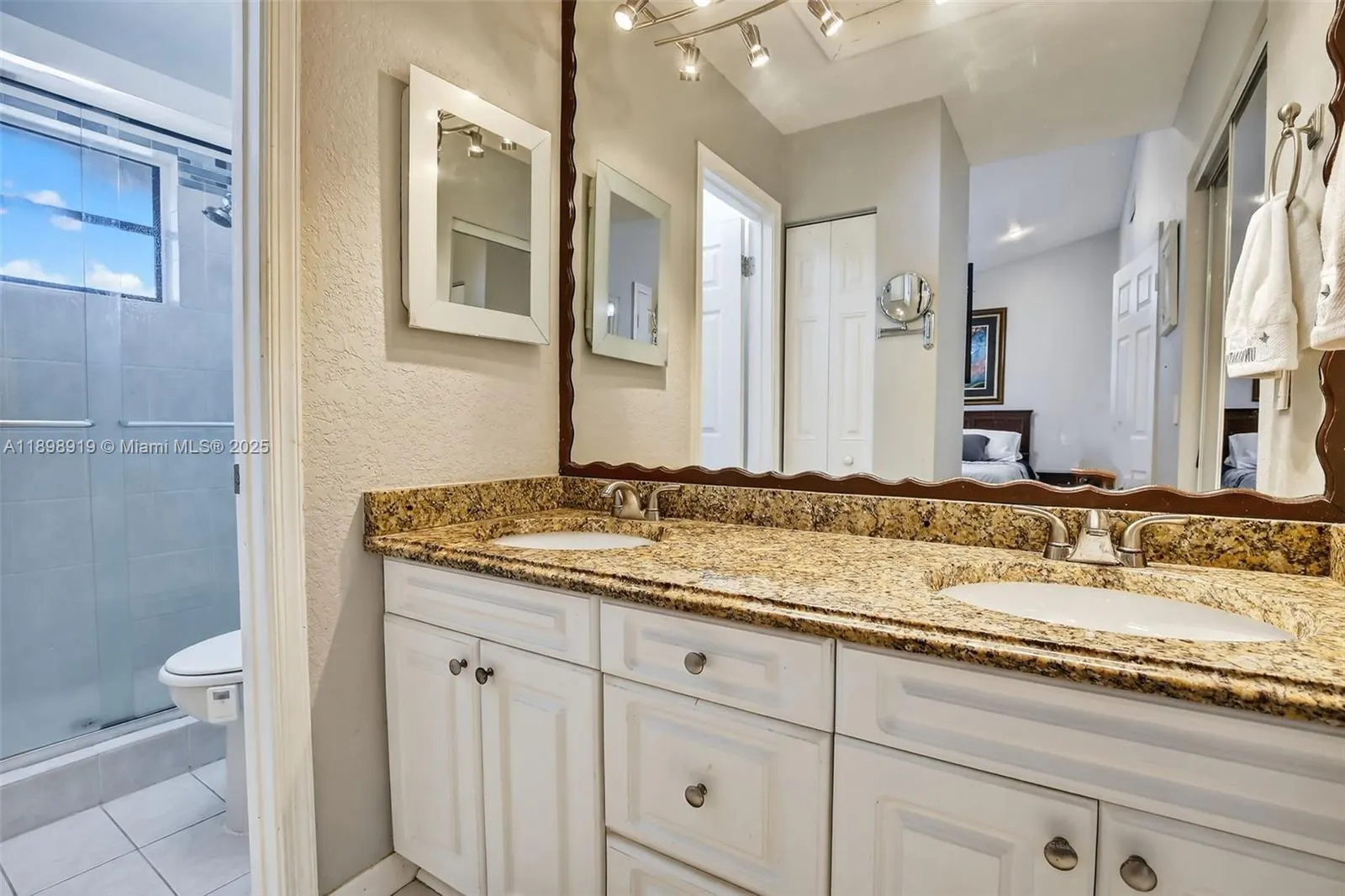 9012 Vineyard Lake Dr