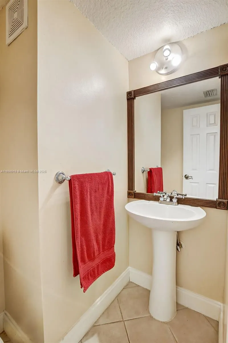 9012 Vineyard Lake Dr