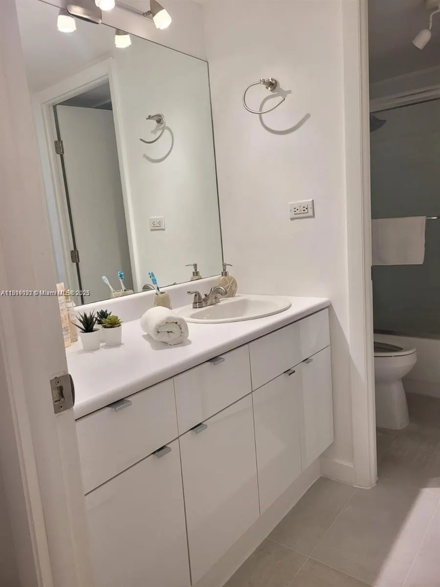 2301 Collins Ave, #736