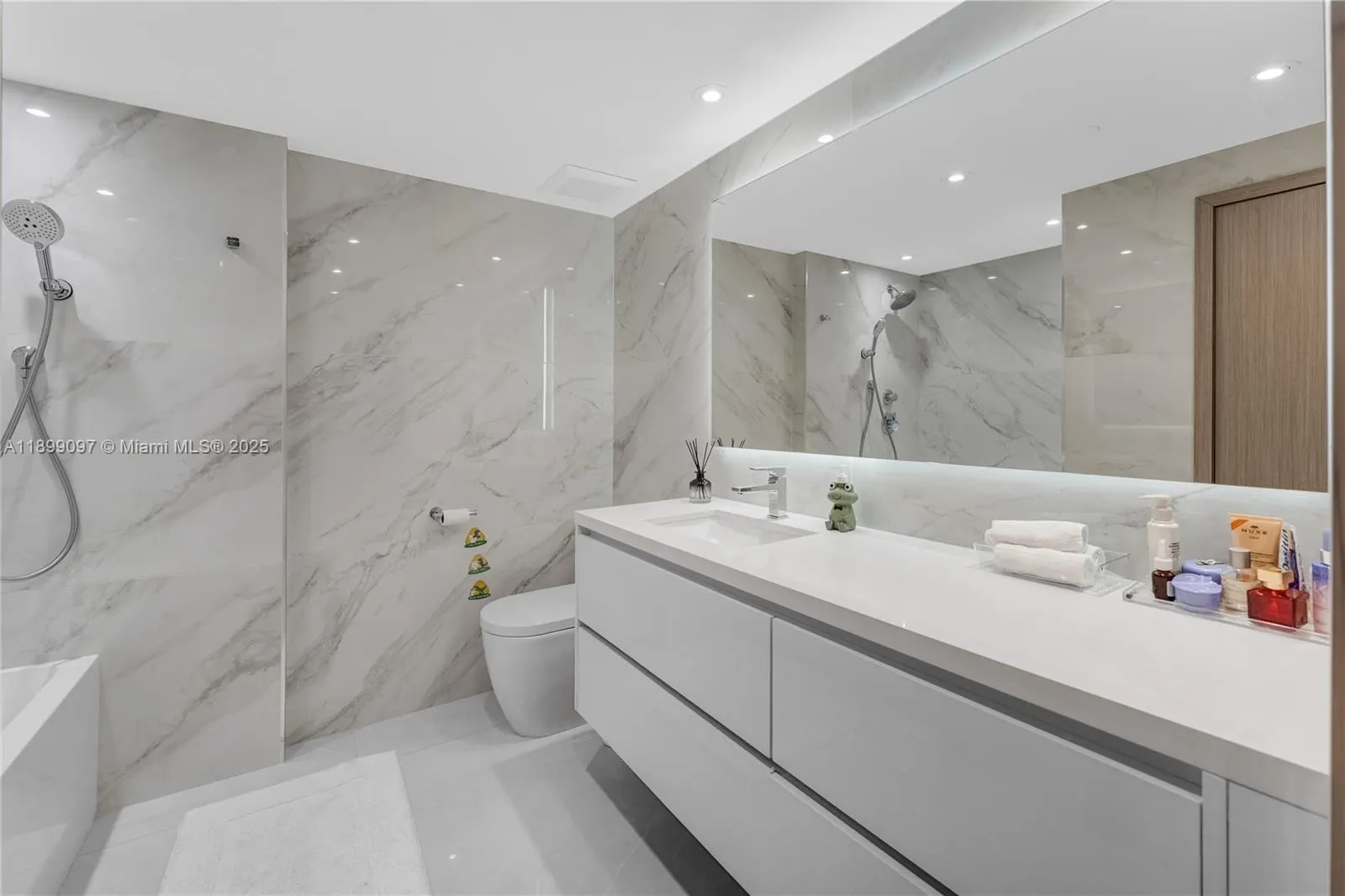 20191 E Country Club Dr, #1603
