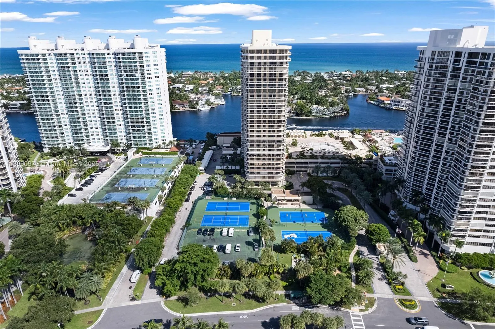 20191 E Country Club Dr, #1603
