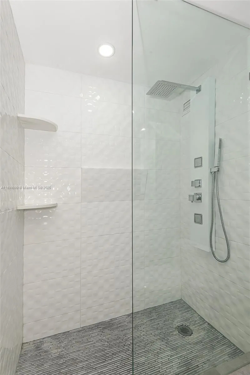 1000 West Ave, #327