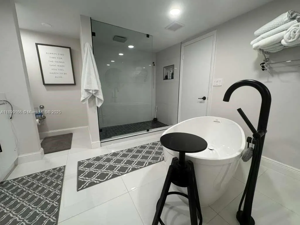 11113 Biscayne Blvd, #558