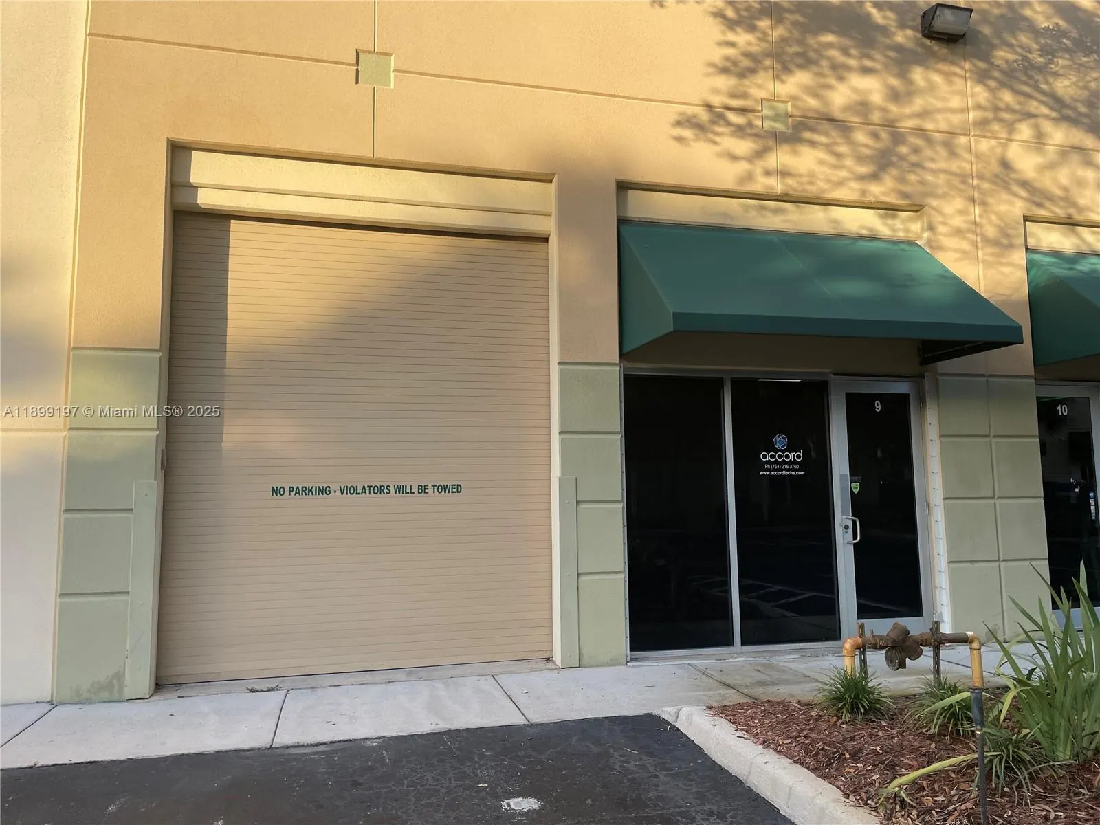 2950 Glades Cir, #9