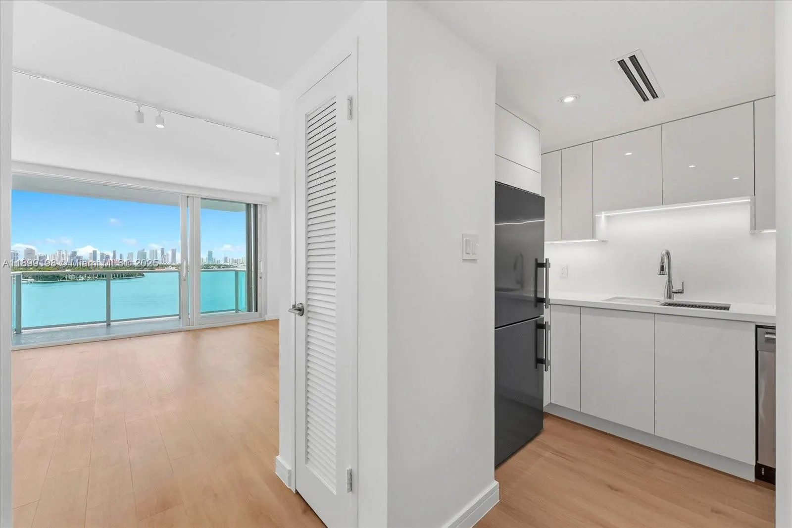 1000 West Ave, #920