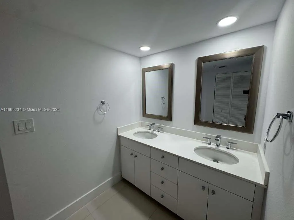 520 Brickell Key Dr, #A802
