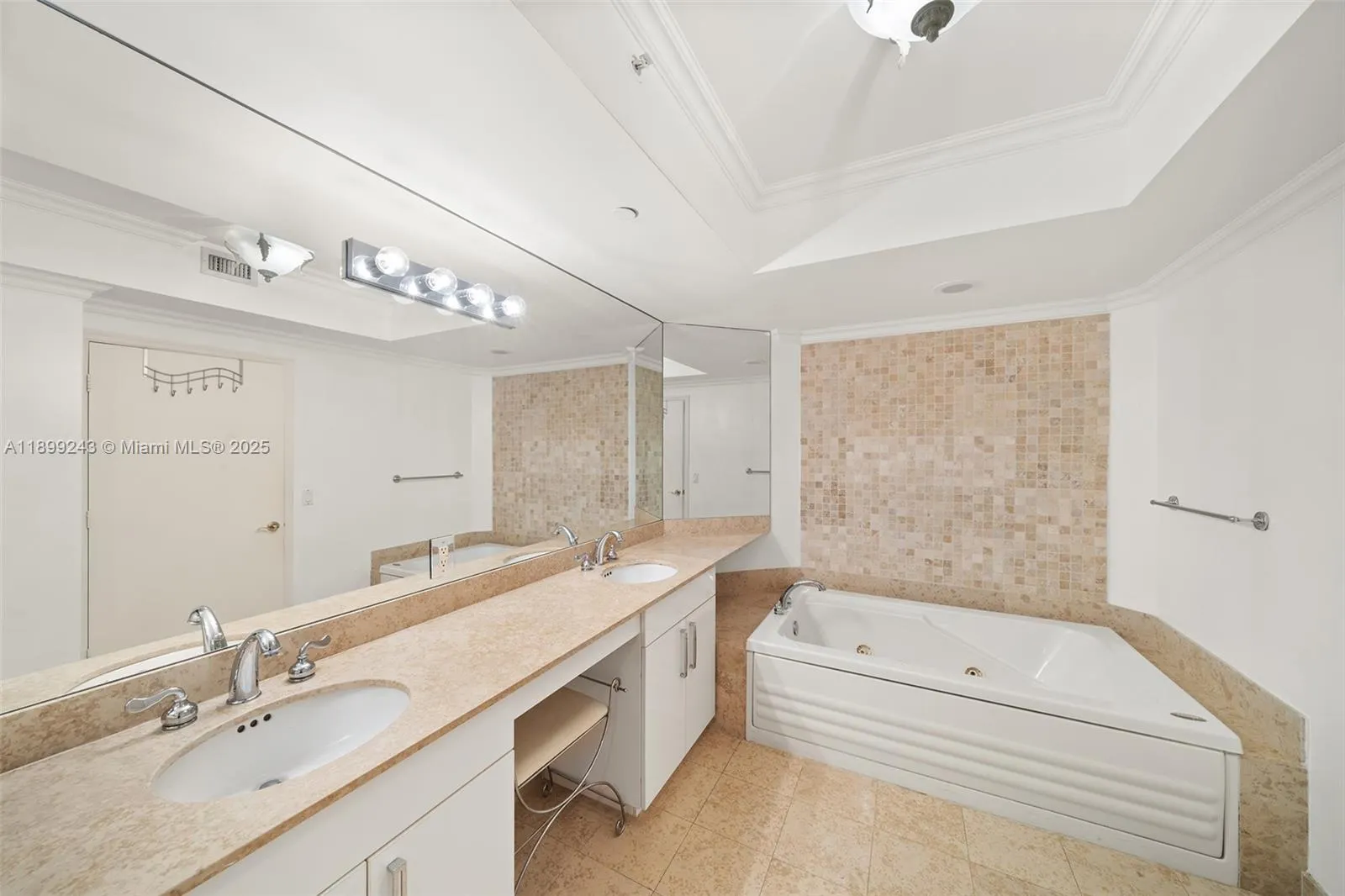 4775 Collins Ave, #1708