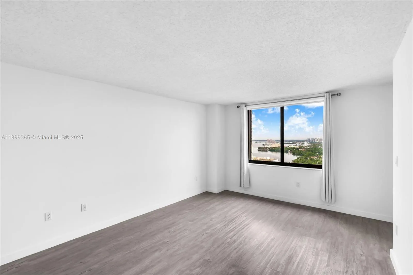 2333 Brickell Ave, #PH208