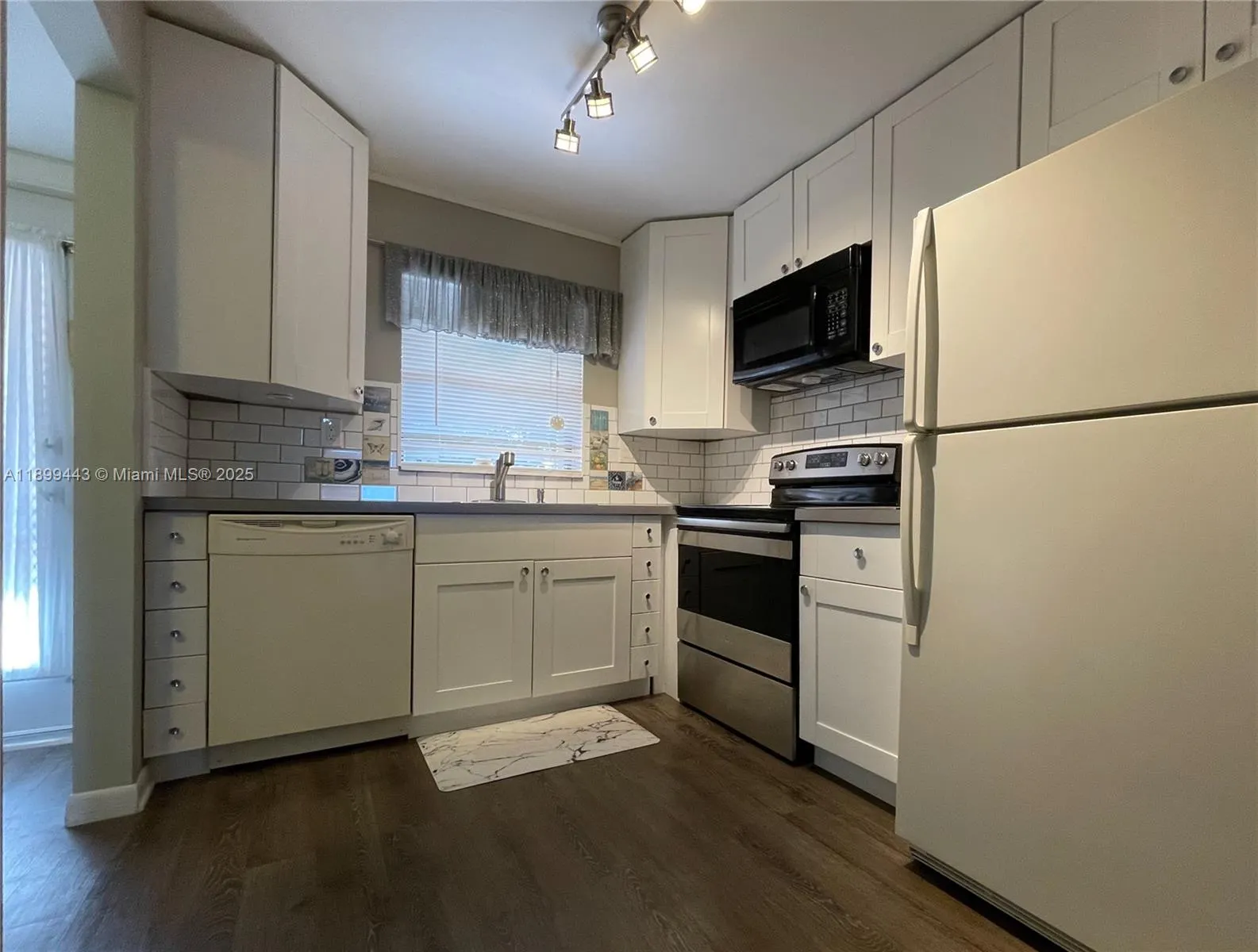10123 Sunrise Lakes Blvd, #208