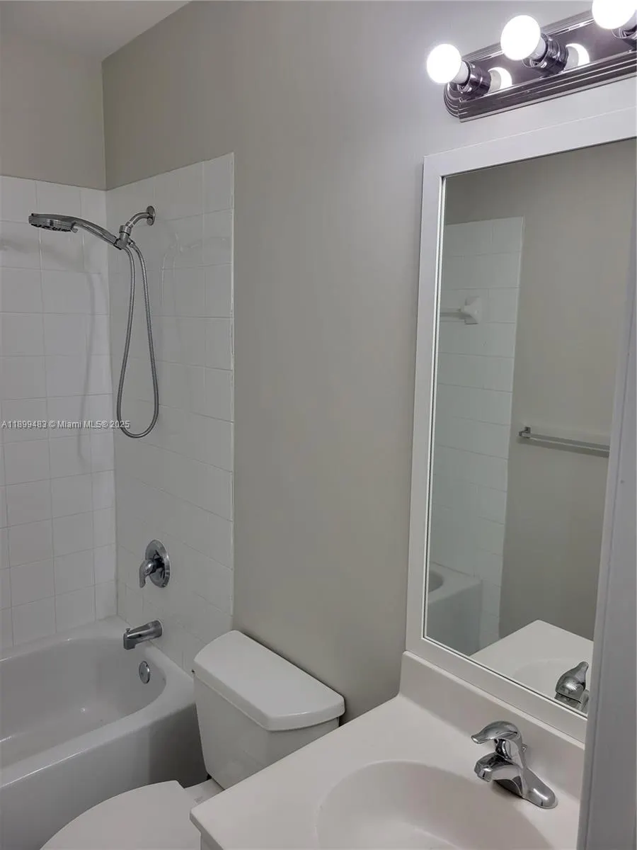 2556 SW 83rd Ave, #101