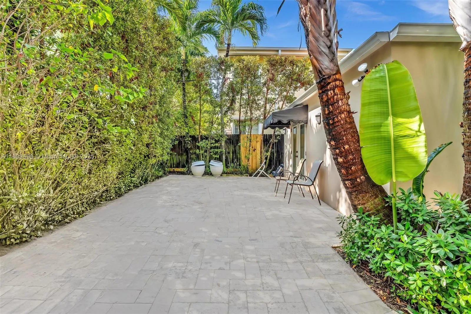 836 W 40th St