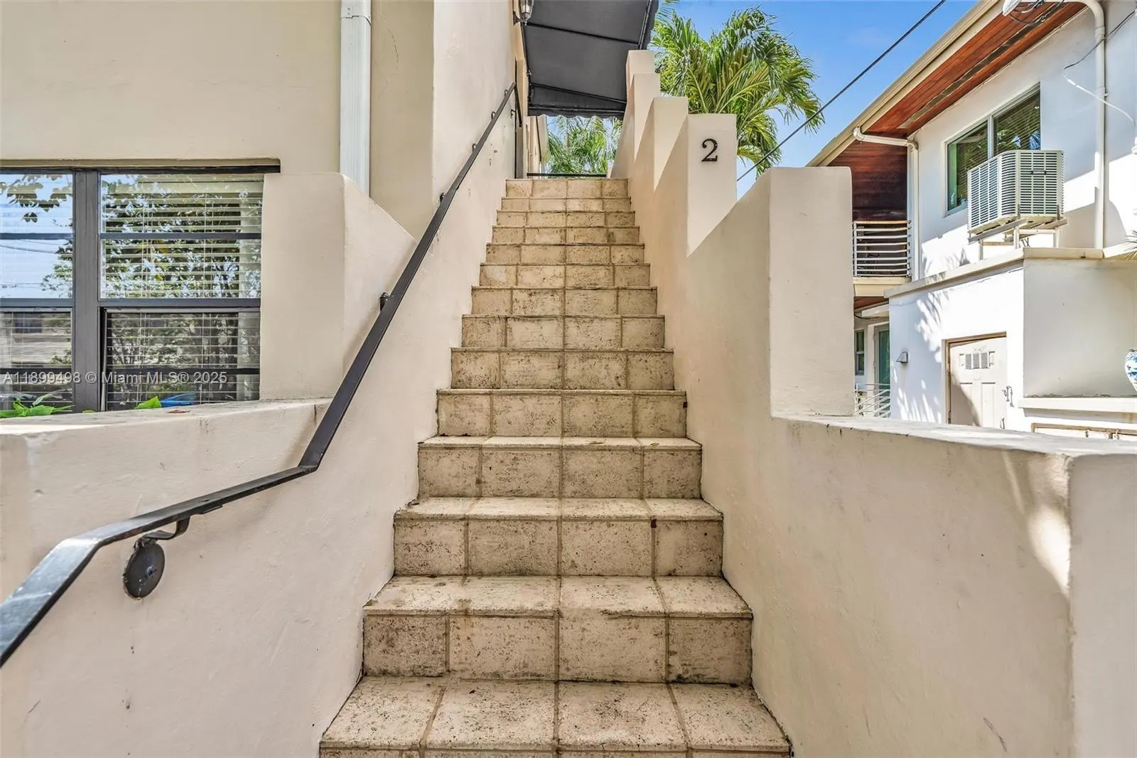 836 W 40th St