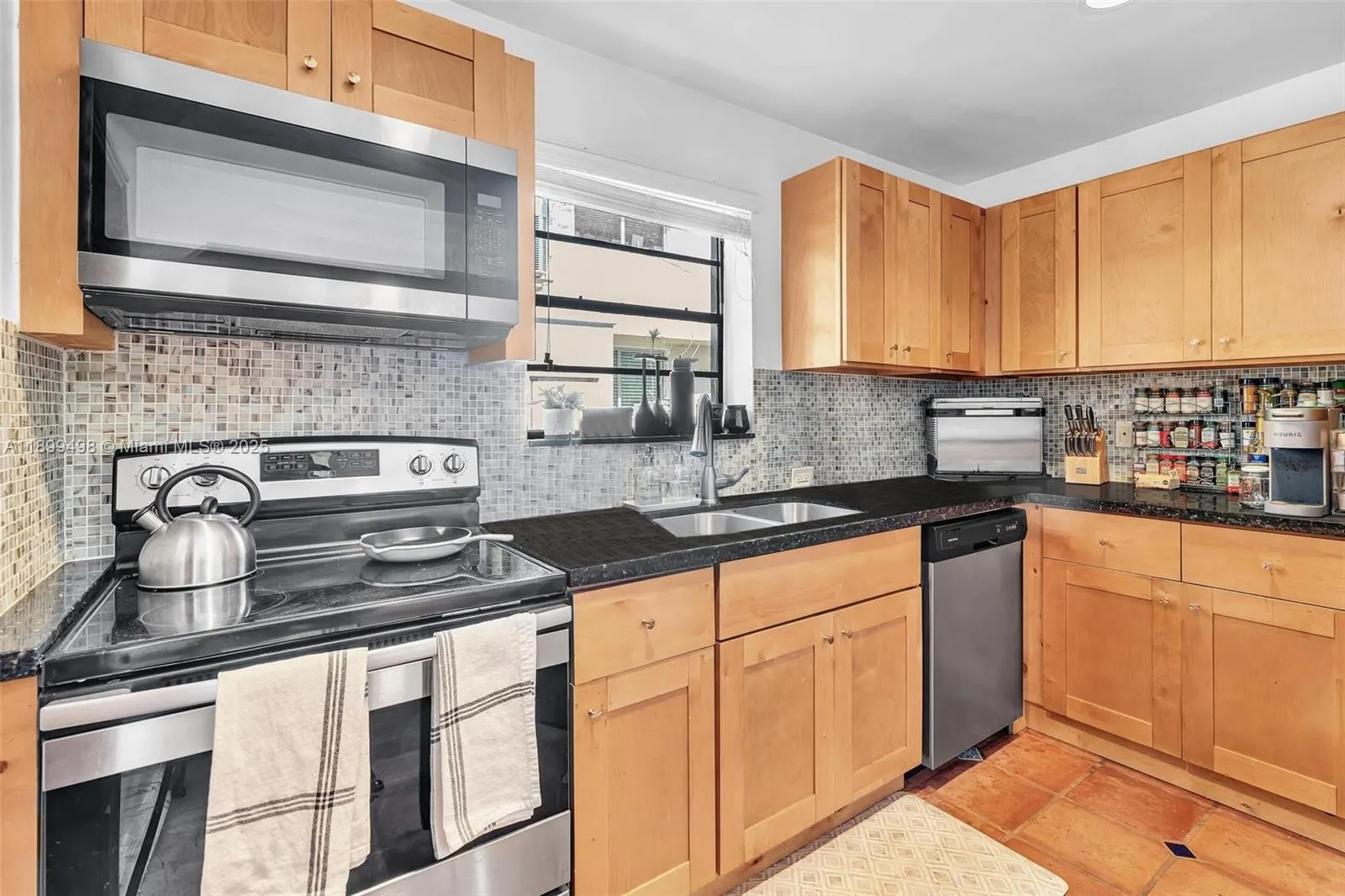 836 W 40th St