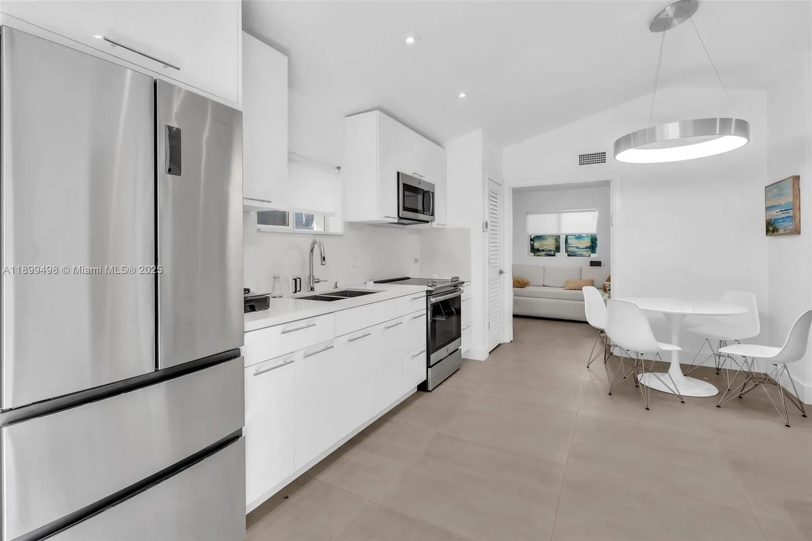 836 W 40th St