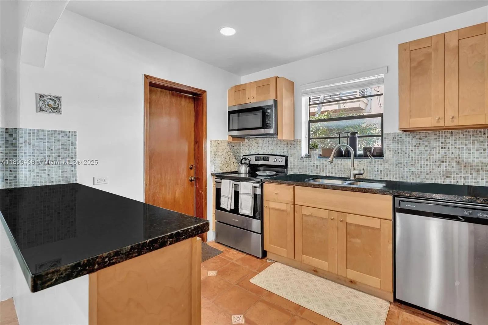 836 W 40th St
