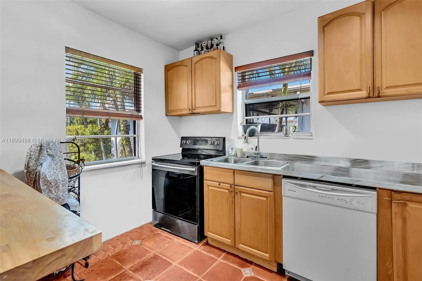 836 W 40th St
