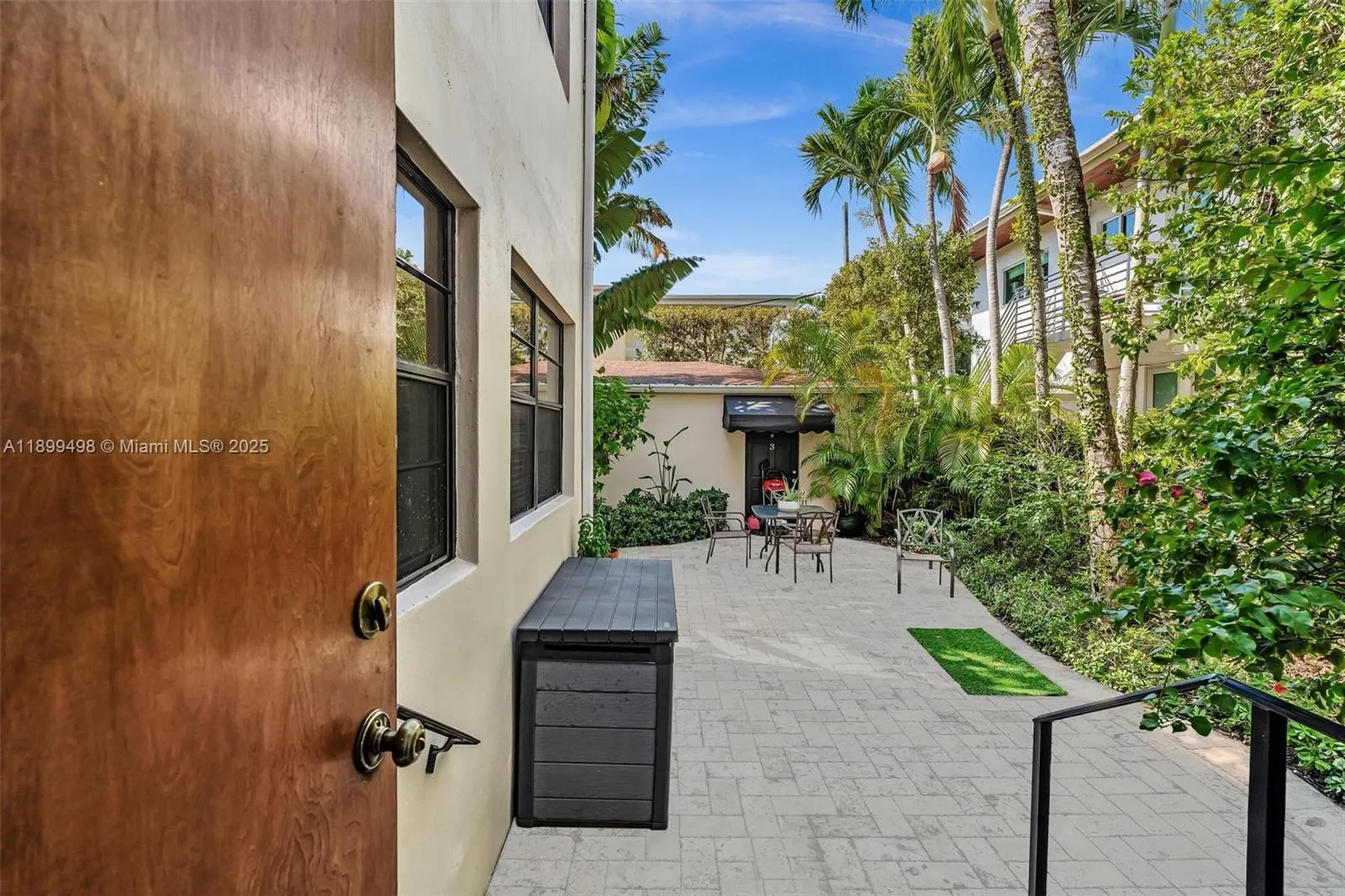 836 W 40th St
