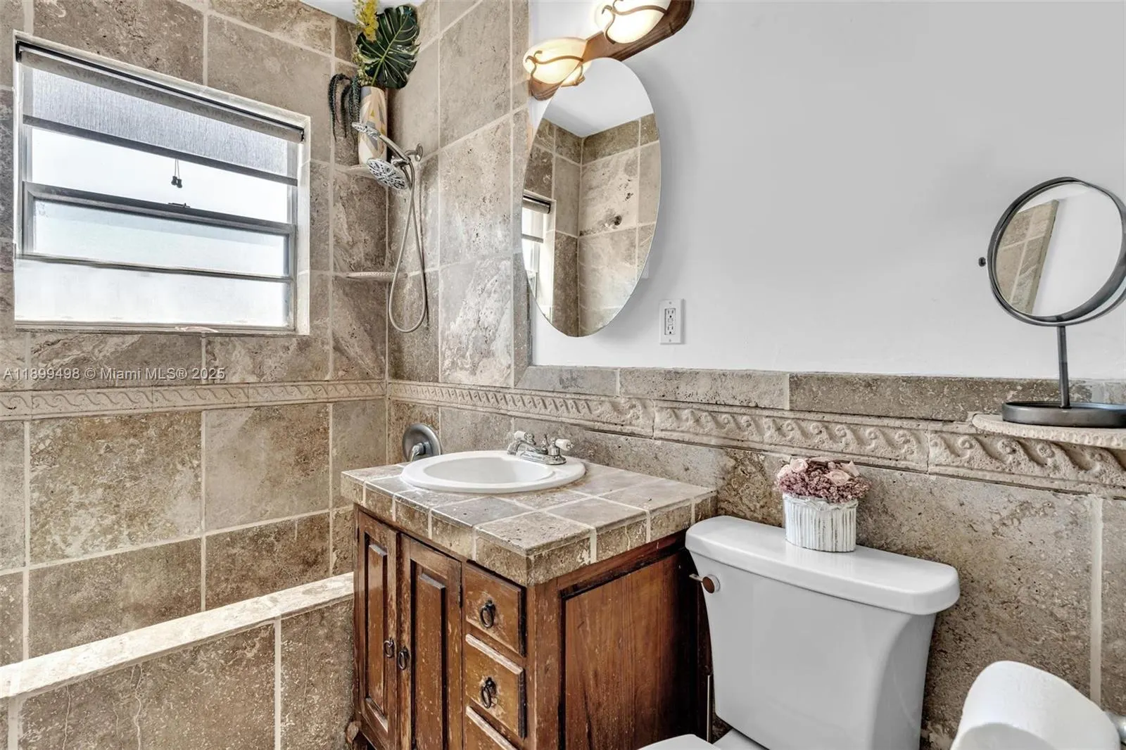 836 W 40th St