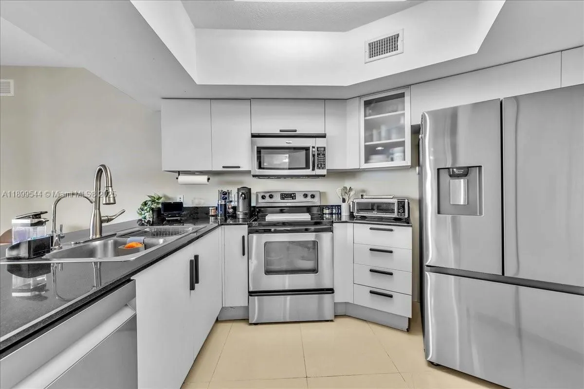 1750 N Bayshore Dr, #2015