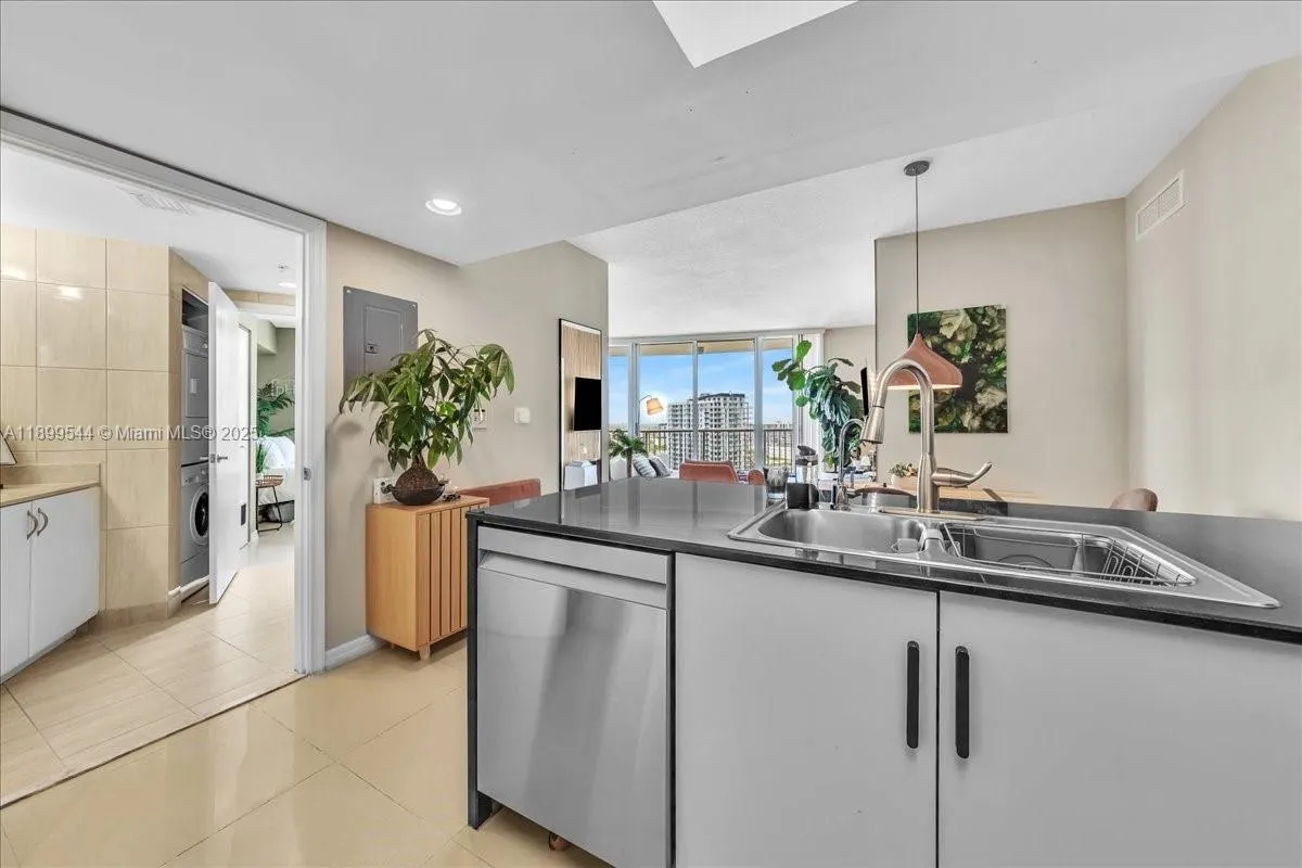 1750 N Bayshore Dr, #2015