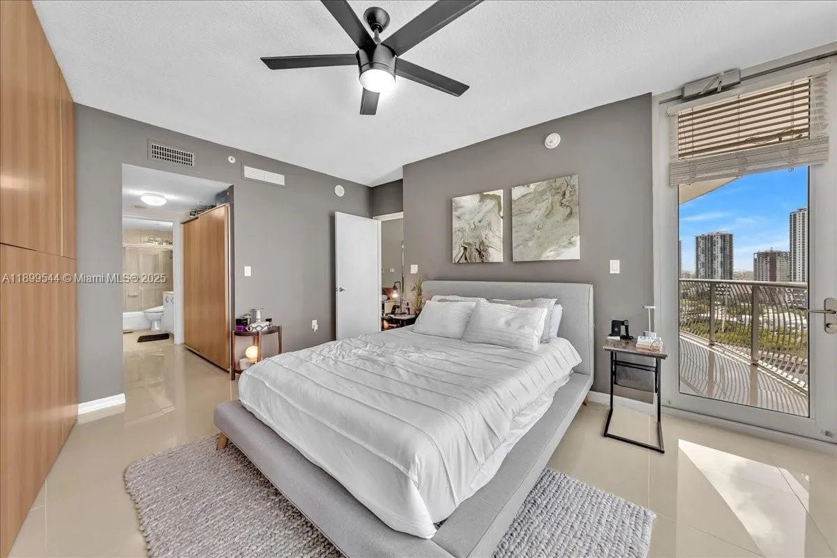 1750 N Bayshore Dr, #2015