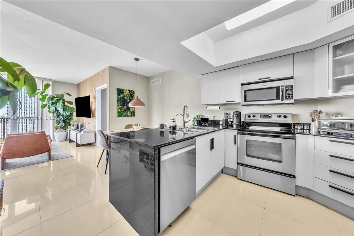 1750 N Bayshore Dr, #2015