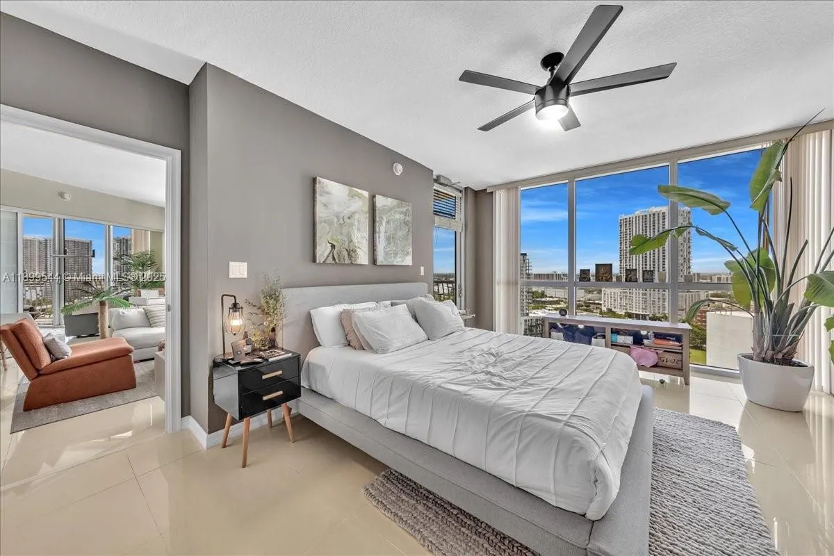 1750 N Bayshore Dr, #2015