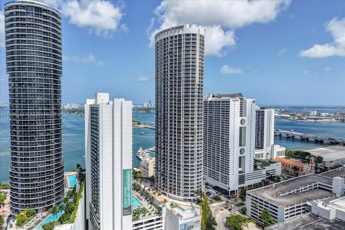 1750 N Bayshore Dr, #2015