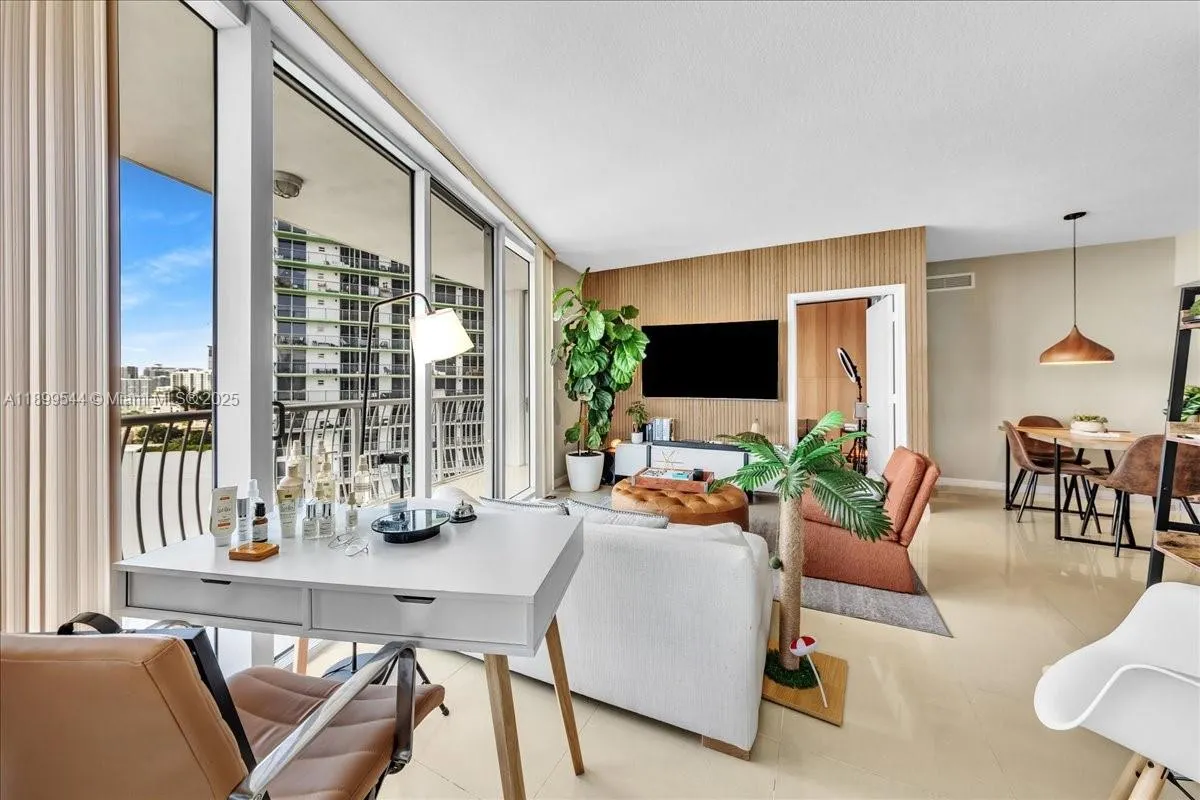 1750 N Bayshore Dr, #2015
