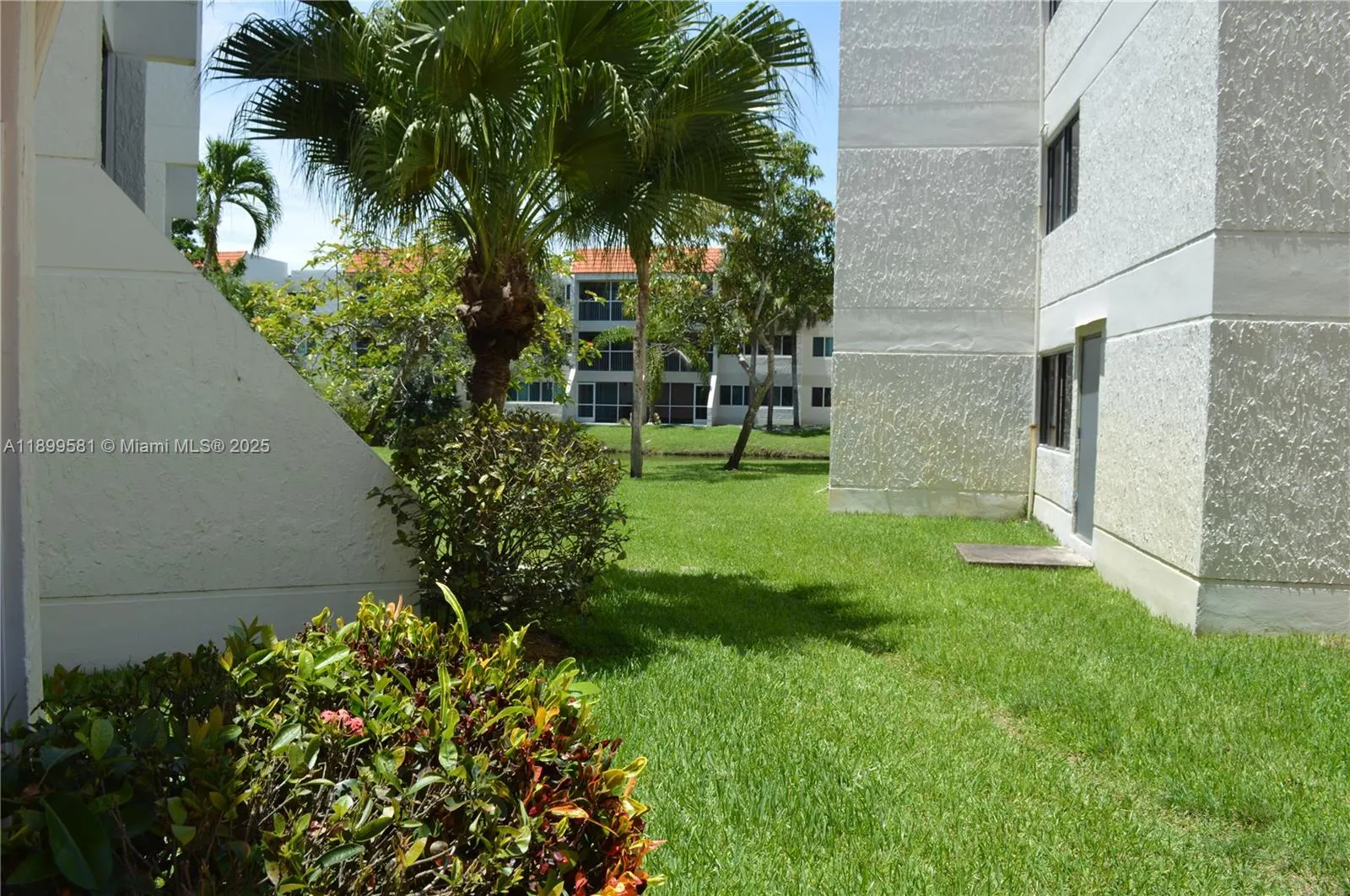 303 Racquet Club Rd, #113