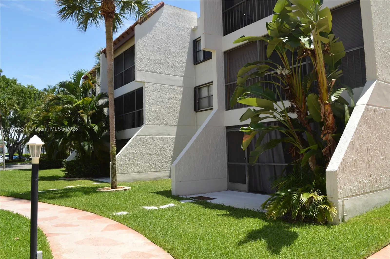 303 Racquet Club Rd, #113