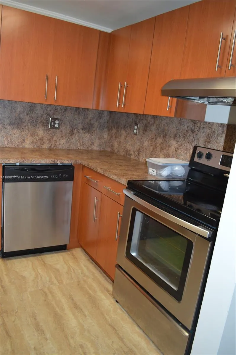 303 Racquet Club Rd, #113