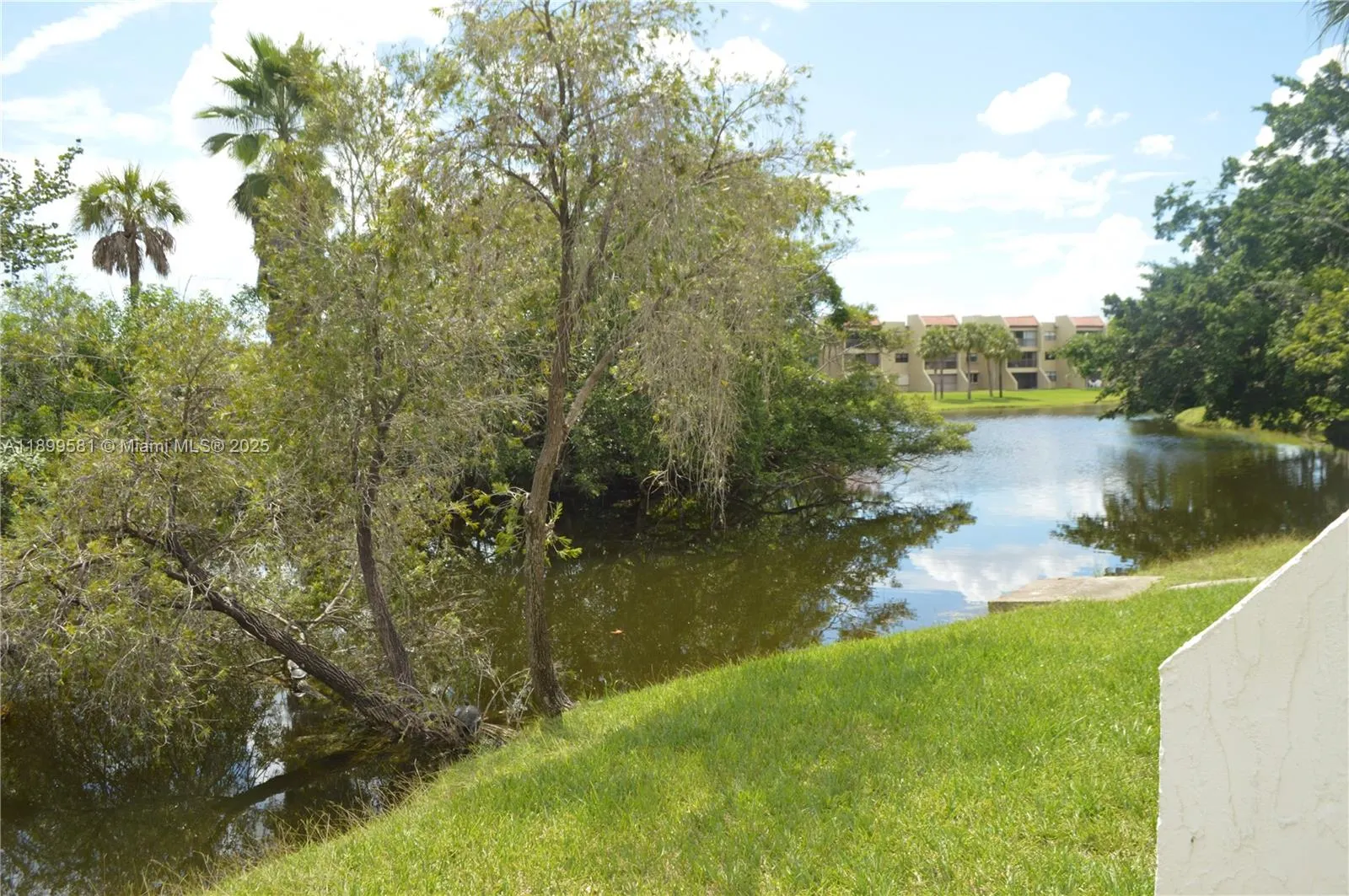 303 Racquet Club Rd, #113