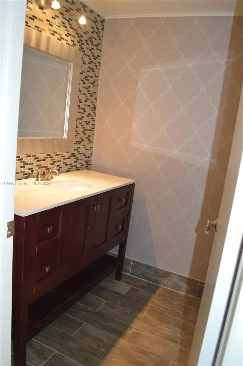 303 Racquet Club Rd, #113