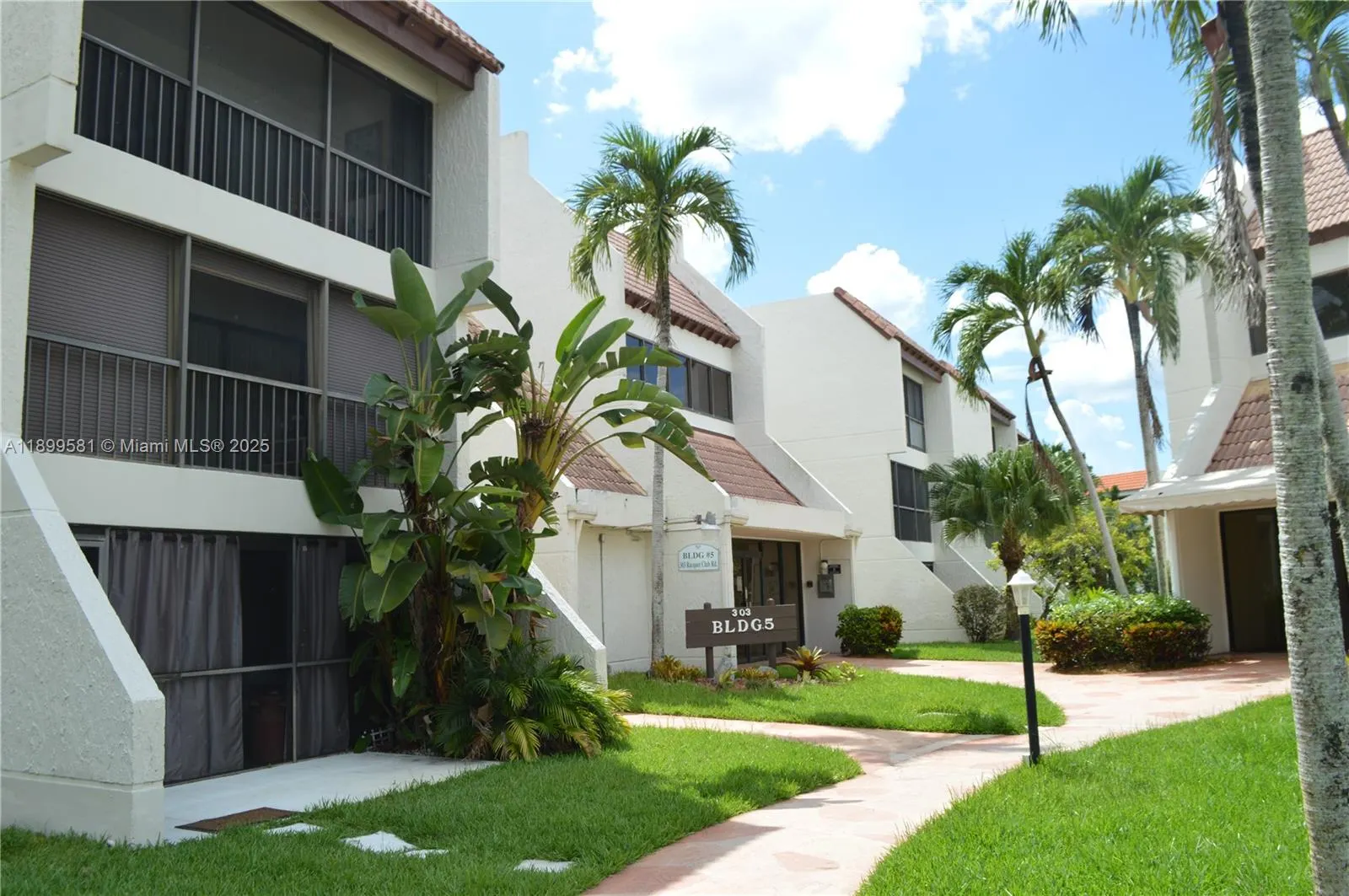 303 Racquet Club Rd, #113