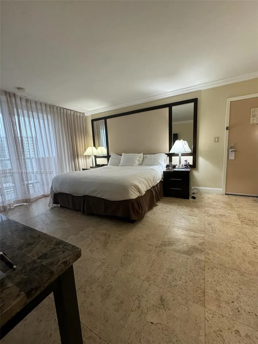 19201 Collins Ave, #831
