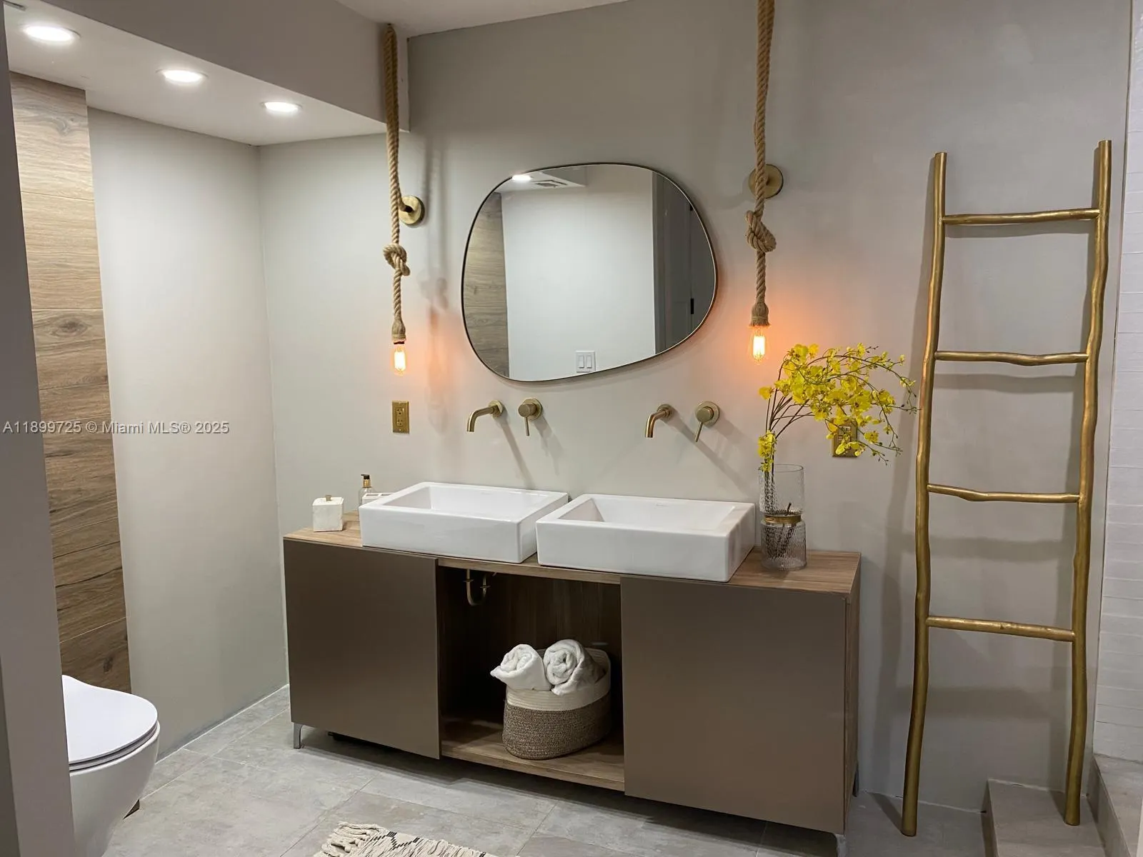 550 Ocean Dr, #2D