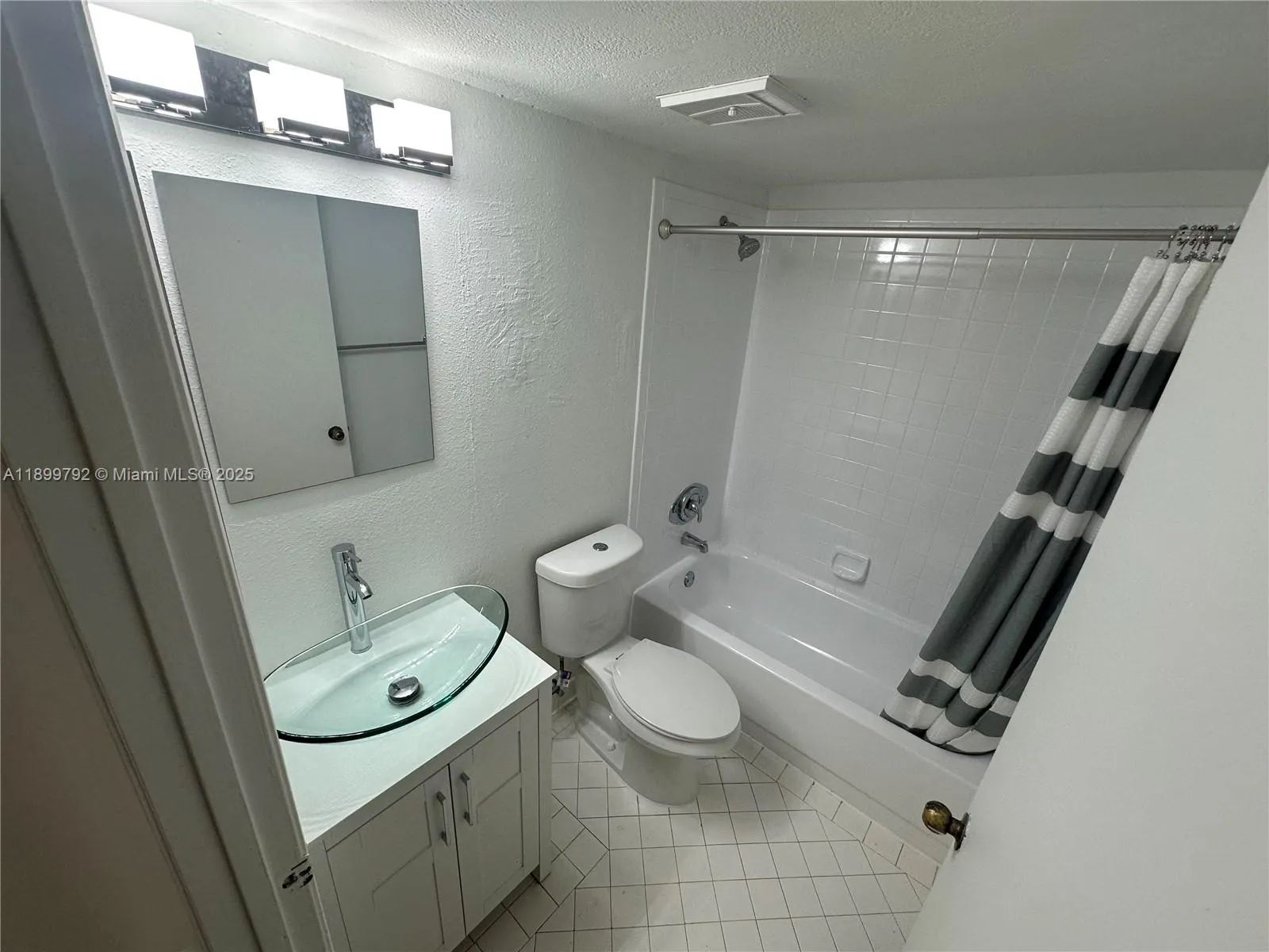 3413 NW 44th St, #106