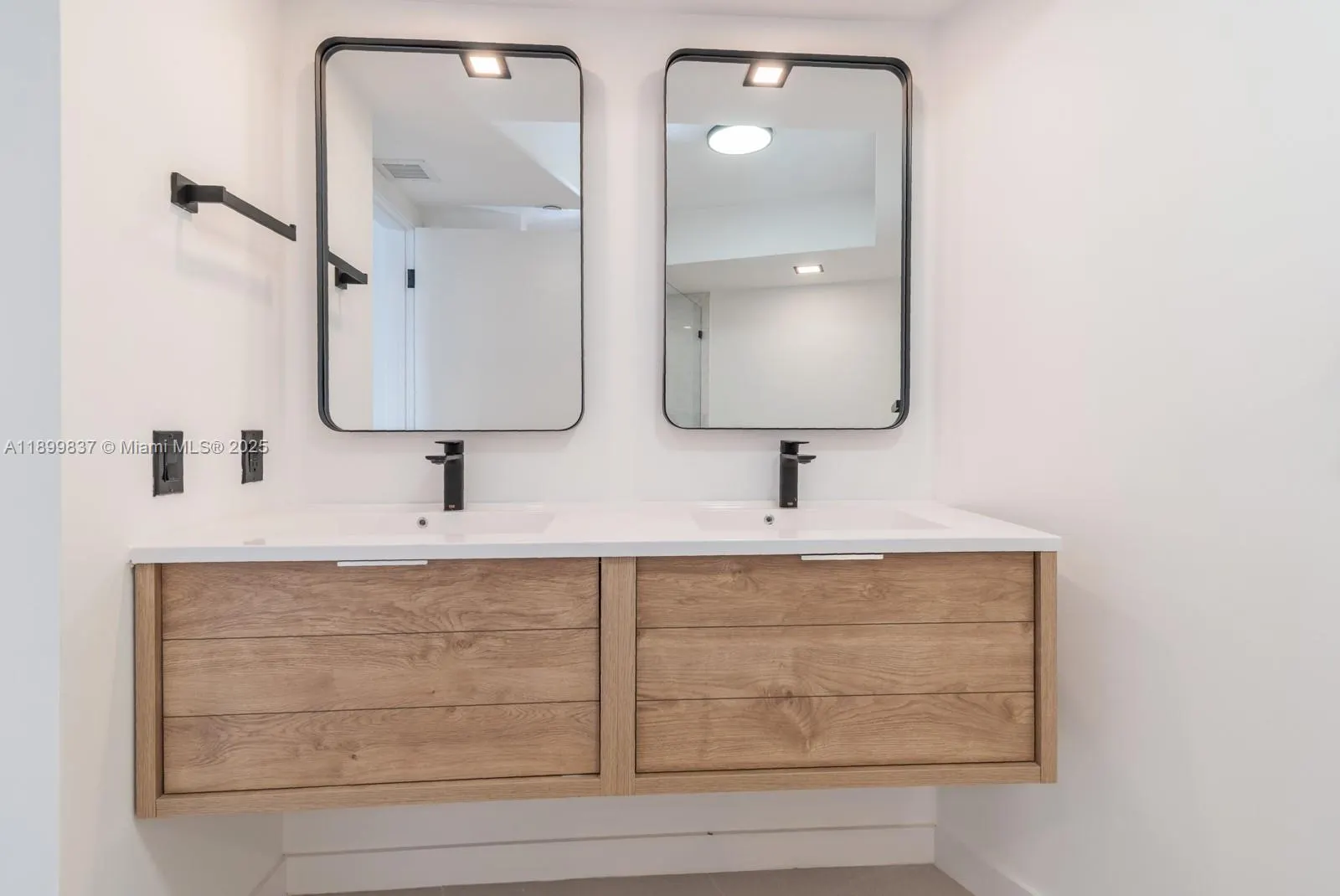 1000 Island Blvd, #2511