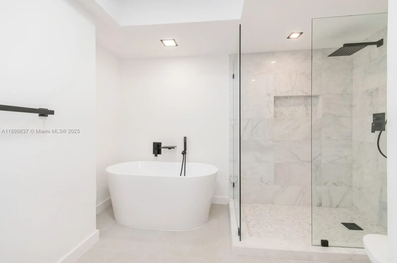 1000 Island Blvd, #2511